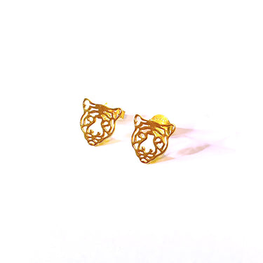 Pendientes con forma de tigre de plata de ley con baño de oro. Estos pendientes son ideales para combinar con tu look diario. Lateral